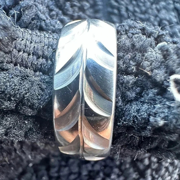 Men's Tungsten Chevron Pattern Band Size 10.5 - Picture 3 of 3